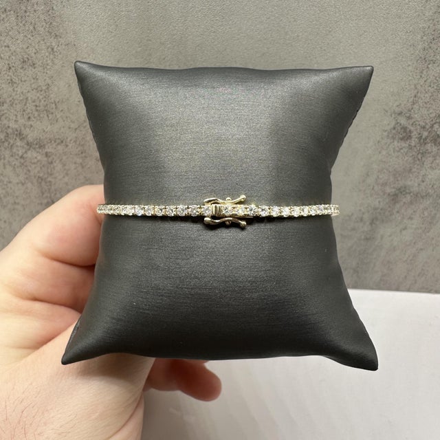 Contemporary Natural Diamond Tennis Bracelet in 14kt Yellow Gold – 3.1ctw, 7in, New For Sale - Image 3 of 4