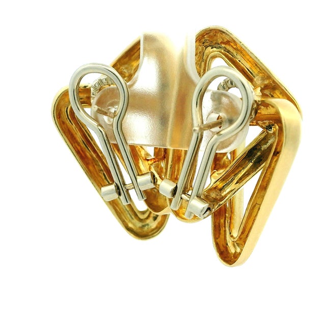 1980s Italian 18k Gold and Diamond Geometric Earrings, Pair For Sale In Miami - Image 6 of 10