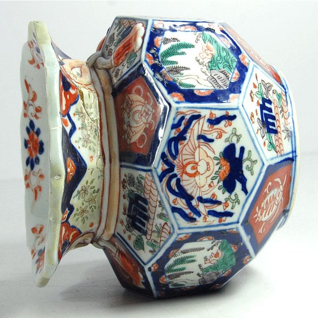 Oktagonal Imari Handpainted Japan Vase, 1890s For Sale - Image 4 of 13