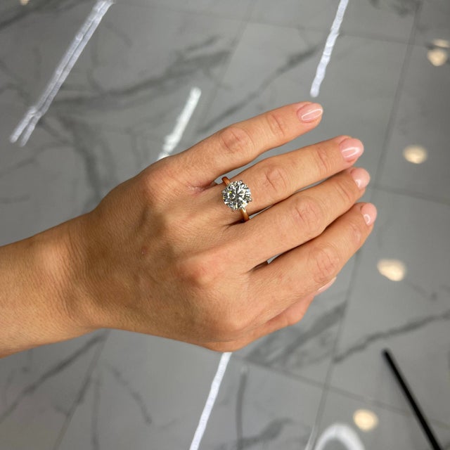 Metal Ladies 18K Rose & White Gold IGI 4.15ct I VVS2 Lab Grown Diamond Solitaire Engagement Ring For Sale - Image 7 of 9