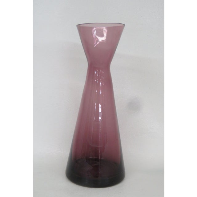 Morgantown Glass Morgantown Glass Lead Crystal Slant Vase Amethyst Burgundy Mid Century Mod 4741b For Sale - Image 4 of 13