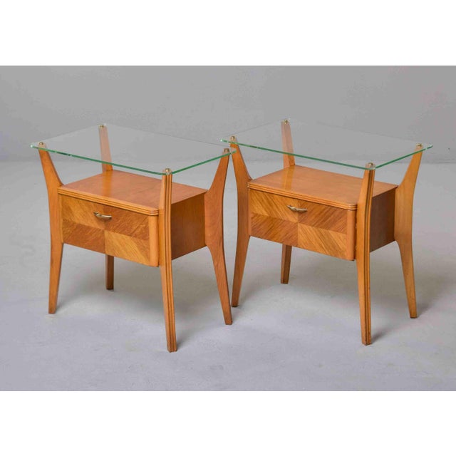 Pair of Italian Mid-Century Blonde Walnut Bedside Tables With Elevated Glass Tops For Sale - Image 4 of 12