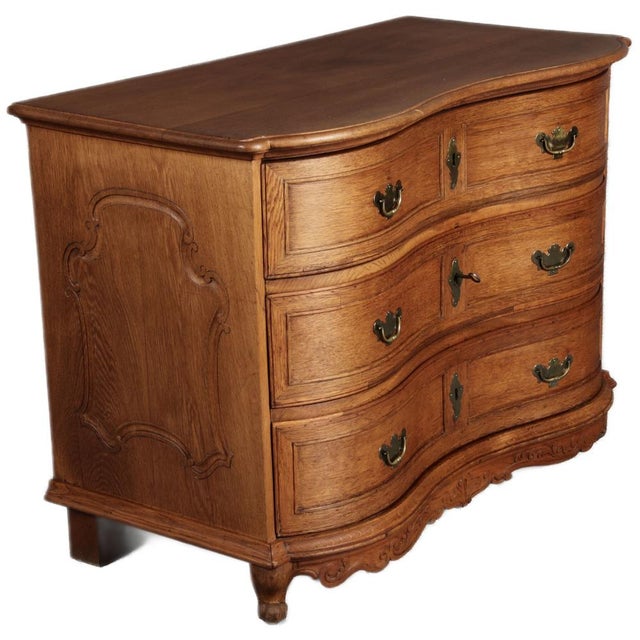 Age/age and origin/origin: The chest of drawers is probably from the 18th century and the origin is probably Germany...