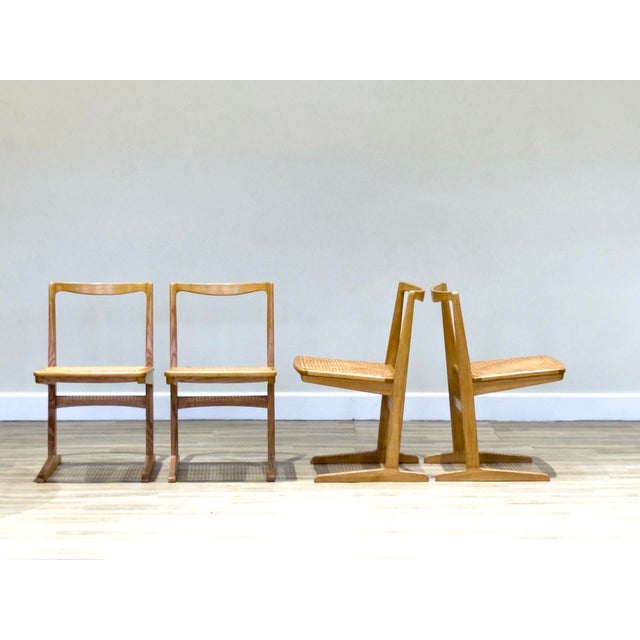Mid-Century Circular Dining Table in Elm and Chairs in Rattan, 1960s, Set of 5 For Sale - Image 6 of 12
