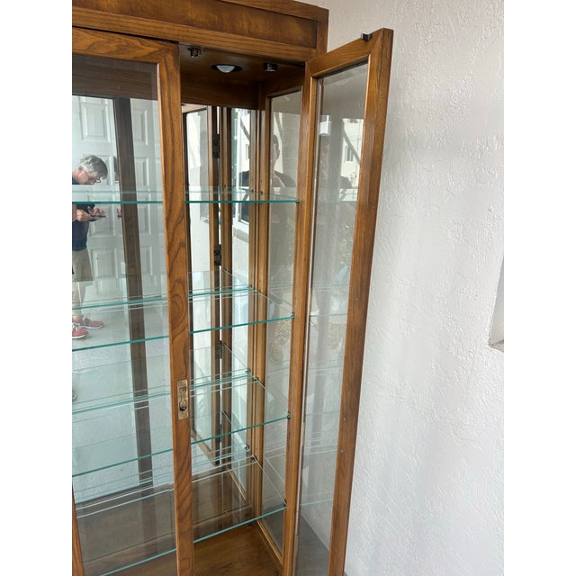 Wood 1980s Henredon Scene One Oak Lighted Curio Cabinet For Sale - Image 7 of 12