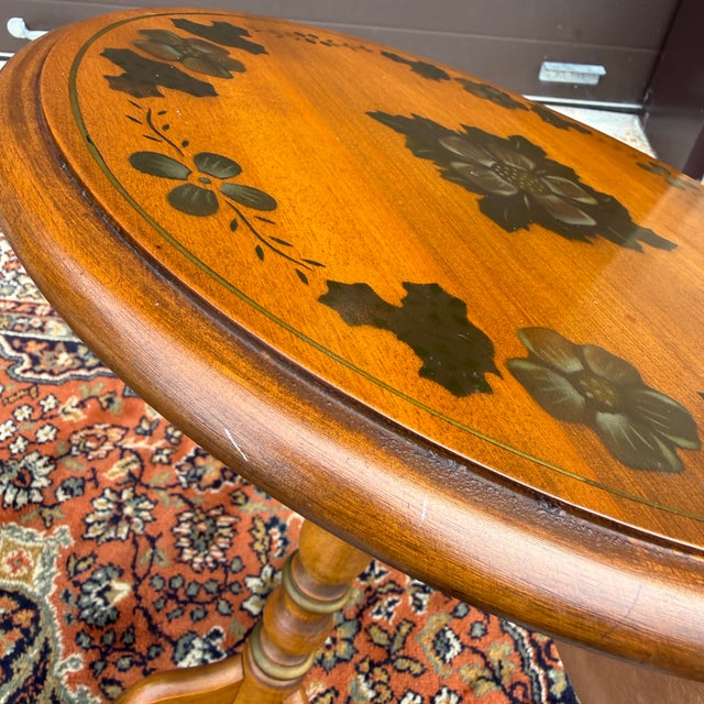 1970s Ethan Allen Country Farmhouse Hitchcock Style Solid Heirloom Maple Stenciled Accent Drink Table (14-9042) For Sale - Image 13 of 13