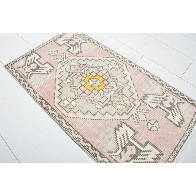 1960s Mid 20th Century Oushak Small Bohamian Carpet For Sale - Image 5 of 5