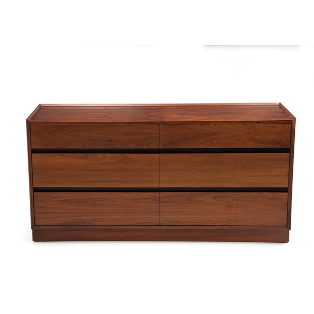 Mid-Century Modern Merton Gershun Dillingham Esprit Walnut Six Drawer Lowboy Dresser Mid Century For Sale - Image 3 of 13