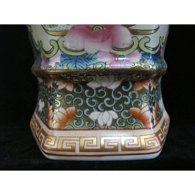 Chinese Famille Rose Medallion Bird & Flower Design Wall Pocket Vase Pair For Sale - Image 11 of 15