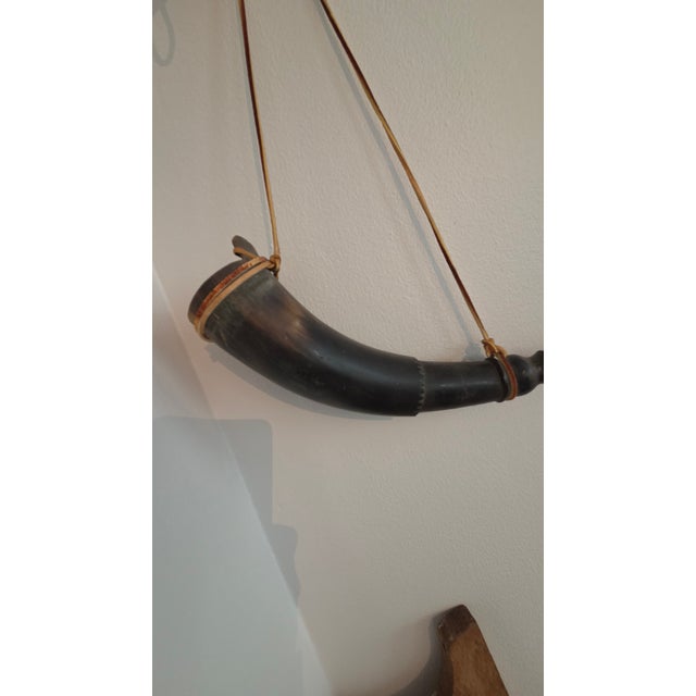 Cabin Vintage Colonial Style Natural Horn Powder Flask With Leather Hanging Strap For Sale - Image 3 of 15