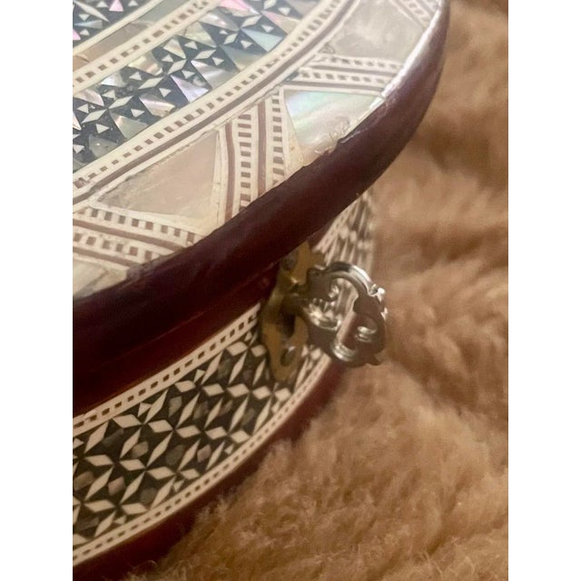 Mid 20th Century Inlaid Mother of Pearl Round Box For Sale In Palm Springs - Image 6 of 10