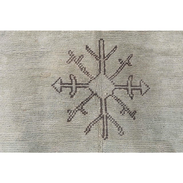 Turkish Antique Oushak Turkish Medallion Gray With Beige Carpet - c. 1920 For Sale - Image 3 of 8
