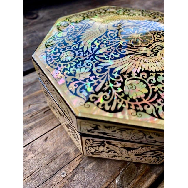 Wood Korean Shin Do Najeonchilgi Mother-of-Pearl Octagonal Crane Lacquer Box For Sale - Image 7 of 16