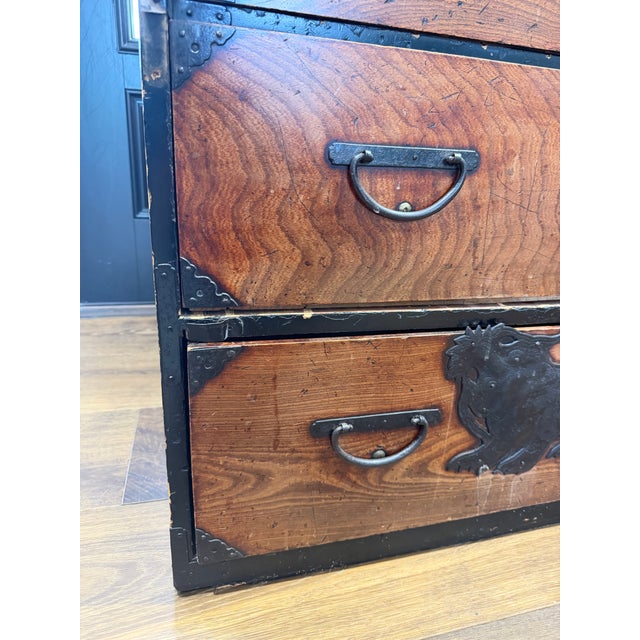 Antique Japanese Meiji Period Keyaki Tansu Chest With Dragon & Shishi Ironwork For Sale - Image 4 of 13