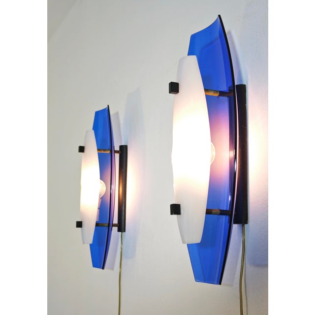 Mid-Century Modern Blue and White Acrylic Glass Wall Lamps, Italy, 1970s, Set of 2 For Sale - Image 17 of 18
