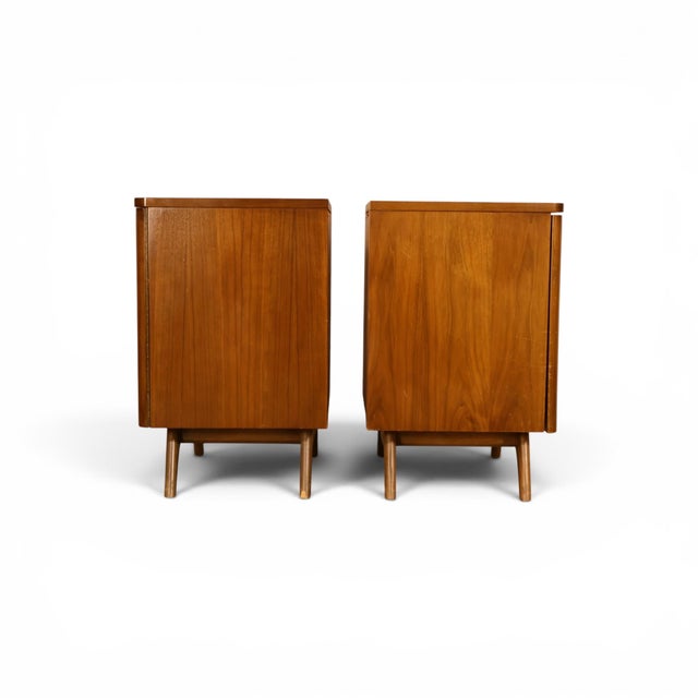Wood Young Manufacturing Vintage Sculptural Mid Century Modern Pair of Nightstands C. 1960s, Attrbiuted For Sale - Image 7 of 14