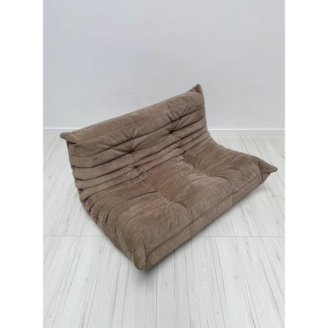 Beautiful original togo 2-seater sofa, designed by michel ducaroy for ligne roset. This authentic vintage piece dates from...