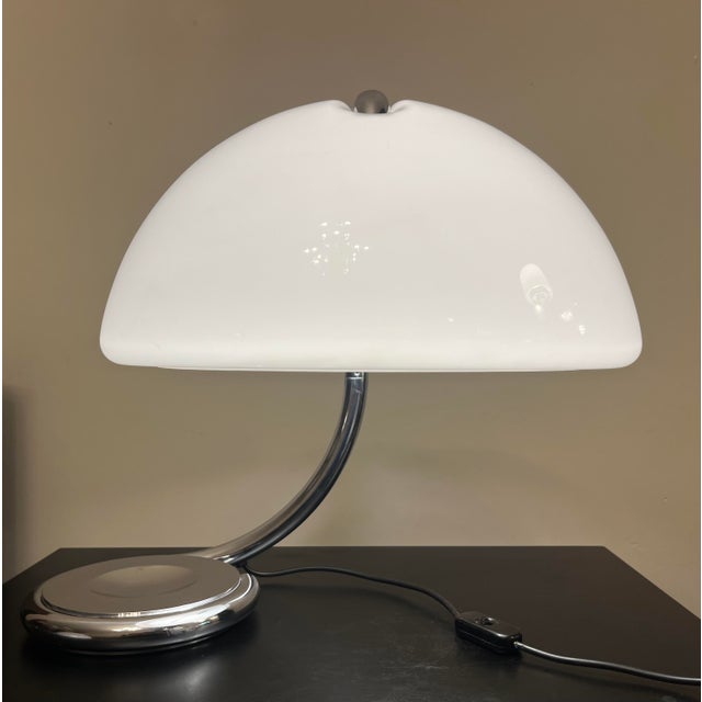 Designed in 1965 by Elio Martinelli, the lamp is made with methacrylate molding techniques that were innovative for the...