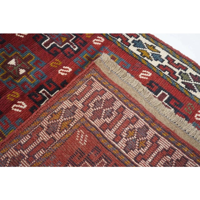 Scatter with a mahogany red field and five columns of simple Memling guls alternating in green and navy. Ecru strip style...