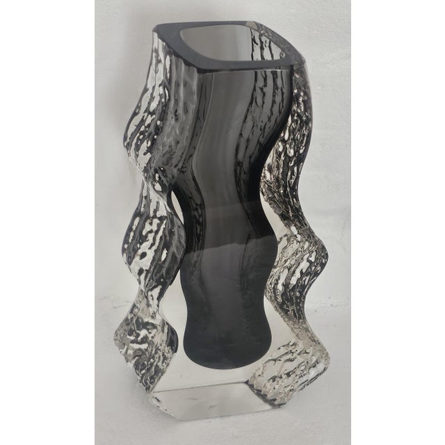 Alessandro Mandruzzato 1970s Mandruzzato Murano Sculptural Sommerso Glass Vase — Heavy, Hand‑Cut Italian Art Glass For Sale - Image 4 of 13