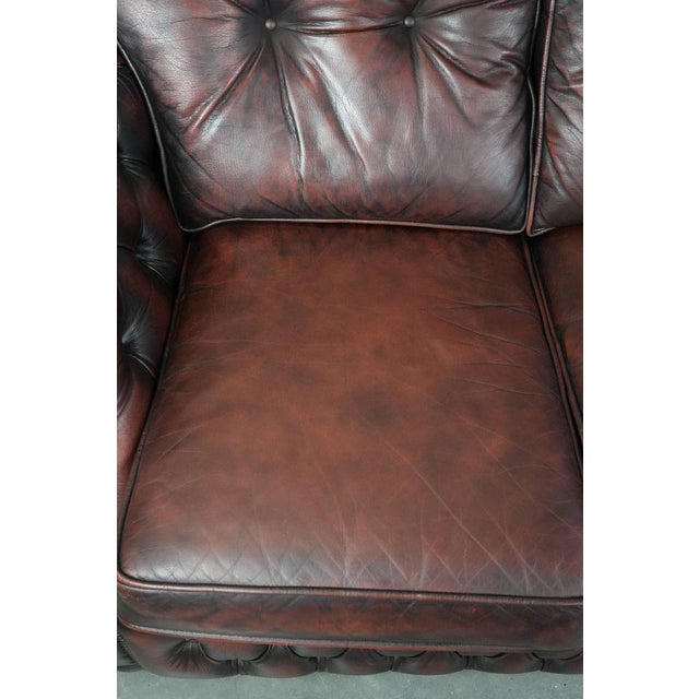 1990s English Style 2.5-Seater Chesterfield Sofa on Wheels in Red Cowhide For Sale - Image 5 of 17