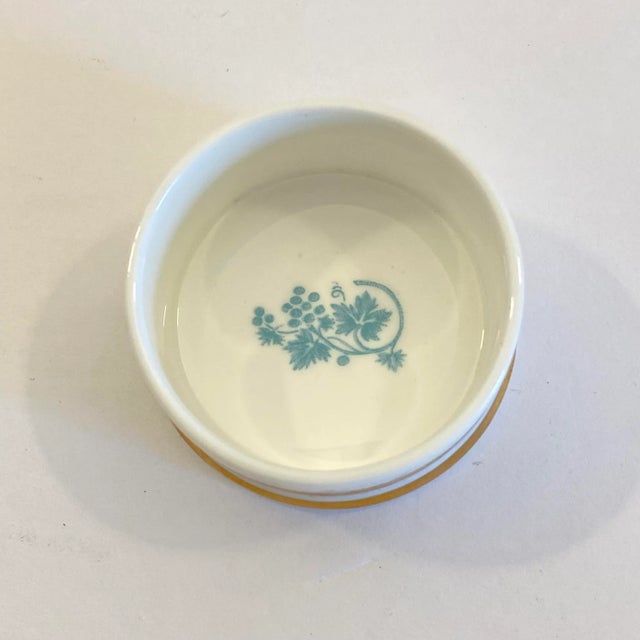 English Vintage 1994 Buckingham Palace Porcelain Pill Box For Sale - Image 3 of 6