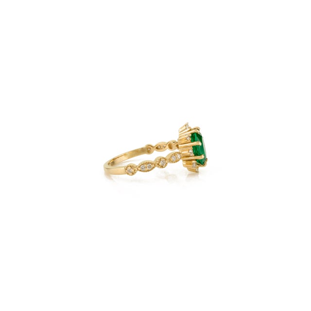 14k Gold 1.23 Carat Emerald Sunburst Diamond Heirloom Ring Size 6 For Sale In New York - Image 6 of 13