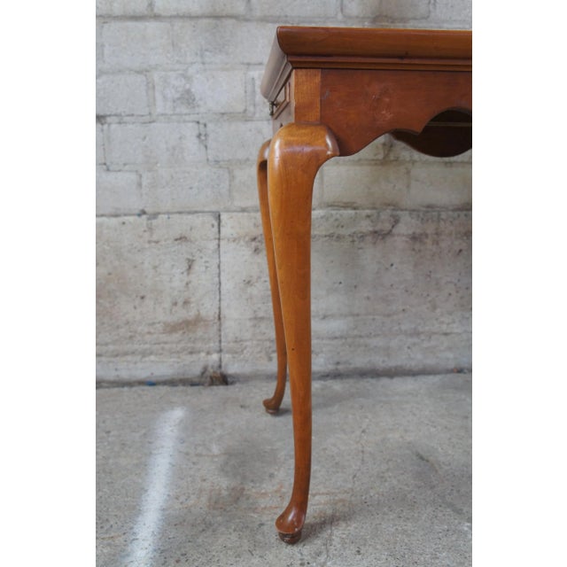 1967 Thomasville Tray Table. T-29-6375-17. Made from solid cherry in Queen Anne Styling. Features a recetangular form with...