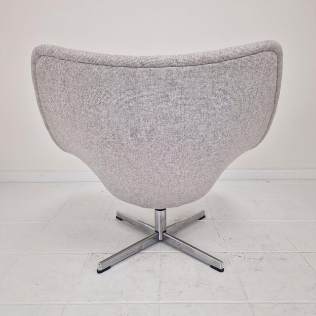 Mid-Century Modern Oyster Lounge Chair with Cross Base attributed to Pierre Paulin for Artifort, 1960s For Sale - Image 3 of 12