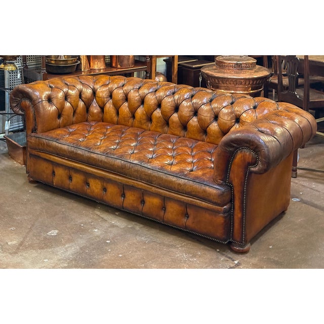 Traditional Large English Chesterfield Sofa of Tufted Leather From the Edwardian Era For Sale - Image 3 of 9