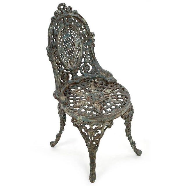 These patinated cast iron garden chairs, with a height of 88 cm, a width of 42 cm and a depth of 50 cm, combine solidity,...