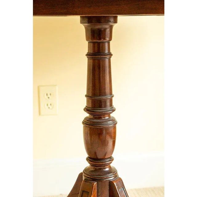 Late 19th Century English Regency Style Mahogany Oval Pedestal Hall or Dining Table With Banded Top For Sale - Image 4 of 11