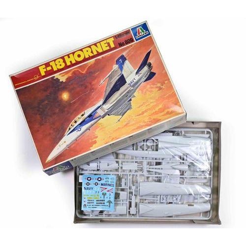 No. 809 McDonnell Douglas F-18 Hornet Model Kit from Italeri, Italy, 1980s For Sale - Image 3 of 5