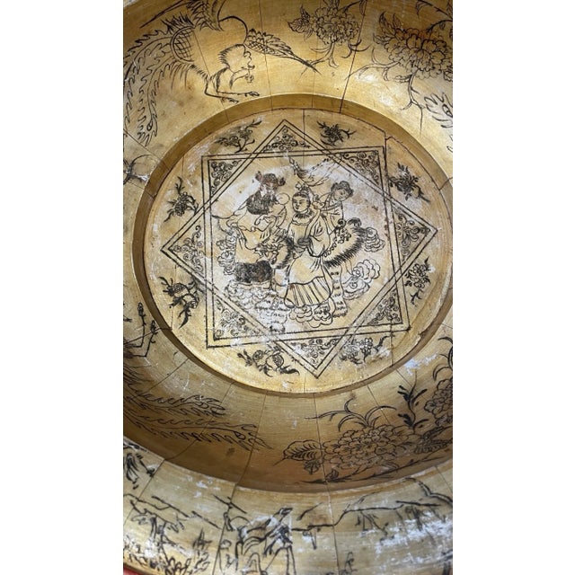 This vintage wooden bowl is a beautiful addition to any collection. Its large size and colors make it a striking decor...