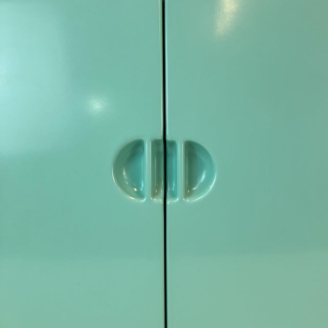 A real eye-catcher for your bathroom – Italian design from the Space Age era in a rare mint turquoise. Measuring 51 x 36...