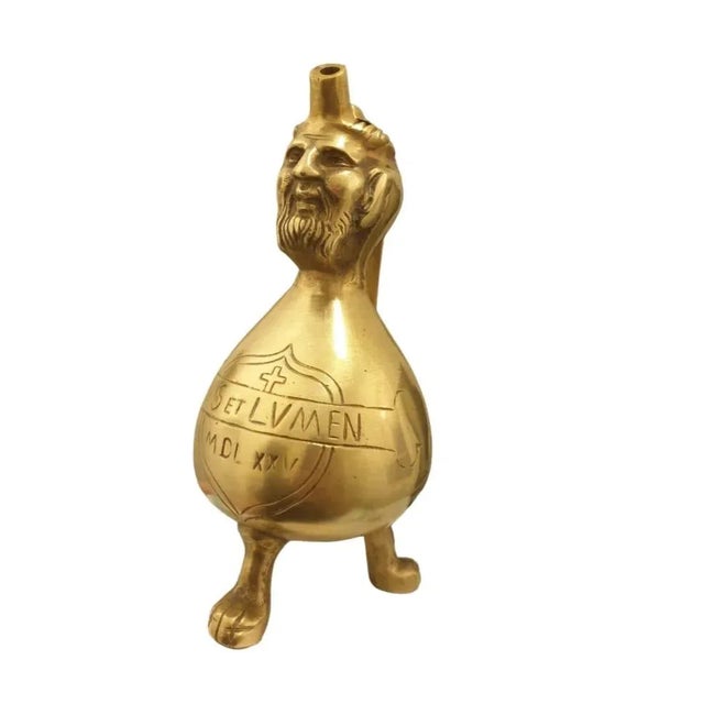 Pyriform body resting on three zoomorphic feet ending with a satyr's head and straight rear handle; on the front...