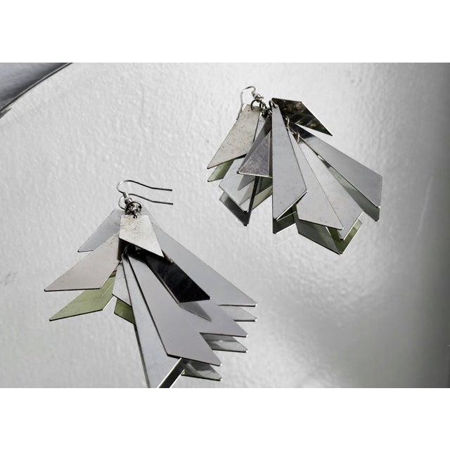 Late 20th Century Pair of Contemporary Chandelier Earrings With Elongated Silver Geometric Fringe For Sale In New York - Image 6 of 7
