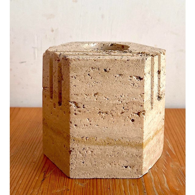 Il designer ed artista Enzo Mari nasce nel 1932 a Novara, in Italia. Studia arte e letteratura all'Accademia di Brera a...