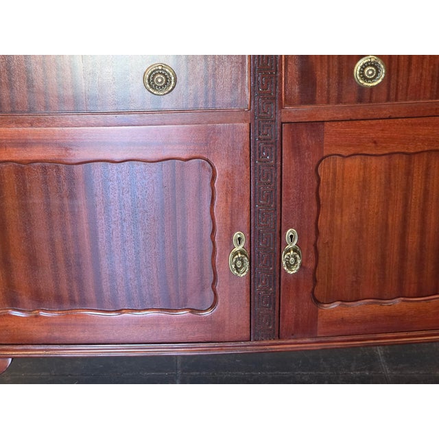 A Nice ribbed Mahogany Sideboard Colonial English. 1900s Island Mahogany wood. In very nice condition. Cabinet each side...