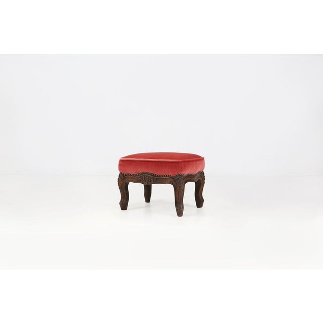 1950s Baroque Ottoman in Carved Wood with Coral Velvet Upholstery, 1950s For Sale - Image 5 of 5