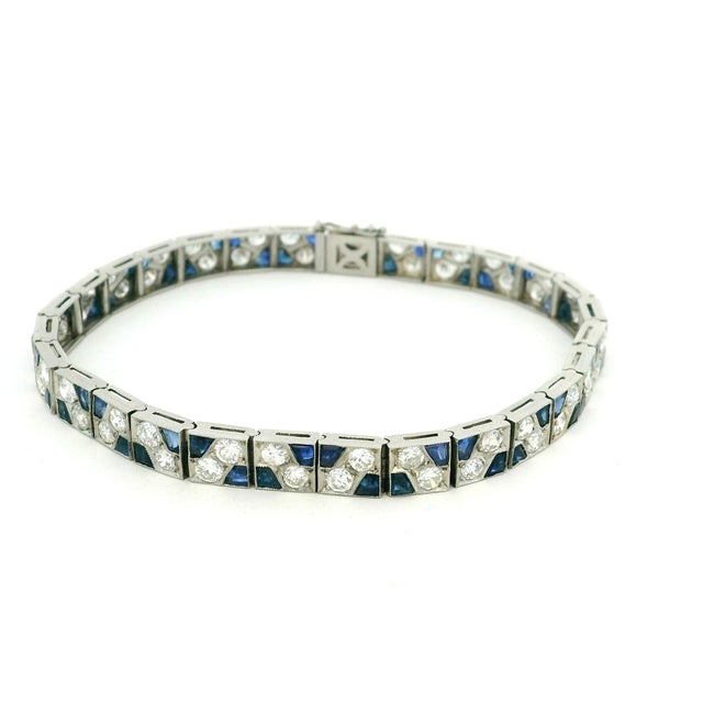 1940s Platinum Diamond and Sapphire Art Deco–Style Link Bracelet For Sale - Image 4 of 10