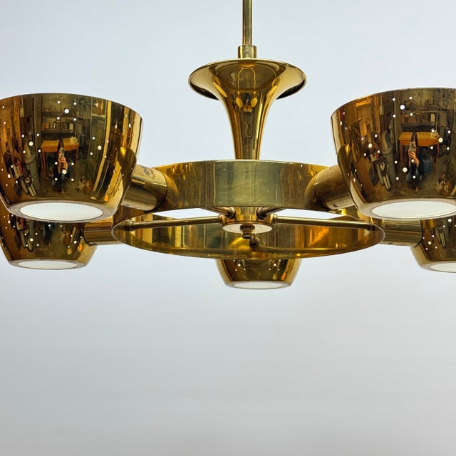 Gerald Thurston 1950s Gerald Thurston for Lightolier Five Light Brass Chandelier For Sale - Image 4 of 6