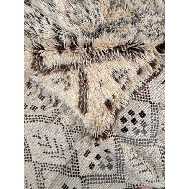 Large Vintage Moroccan Beni Ouarain Marmoucha Rug – Hand Knotted Berber Wool Carpet – Ivory Tribal Atlas Rug For Sale - Image 9 of 12