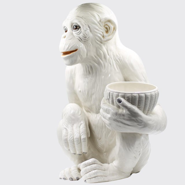 Großer sitzender Schimpanse mit Korb. Ausgeführt in weißer Keramik mit Grauschattierungen. Dekorieren Sie mit dieser...