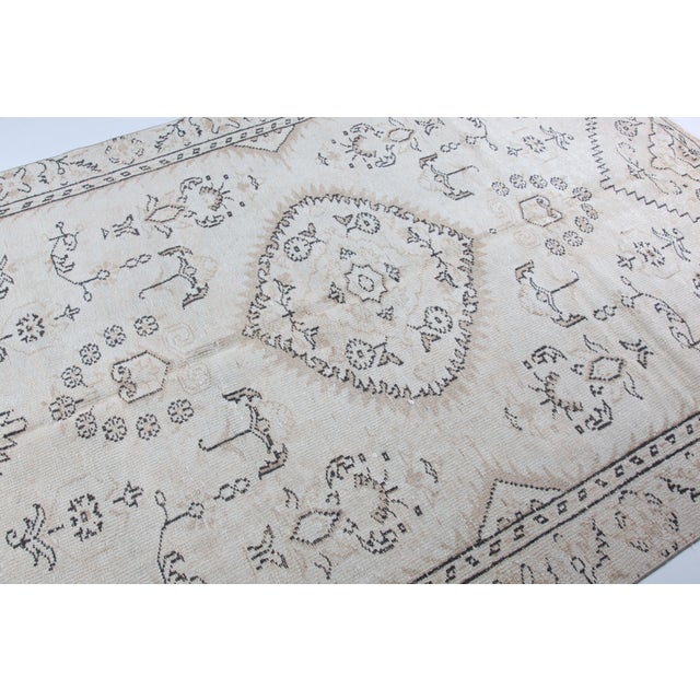 Vintage Turkish Oushak Rug in Soft Ivory & Sand – Timeless Anatolian Elegance - 5' 7'' X 8' 2'' For Sale - Image 10 of 11