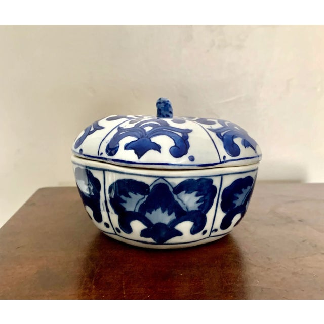 Traditional blue and white ceramic chinoiserie box Use it for candy on a coffee table or your jewelry, this versatile and...