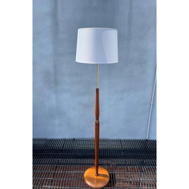 This stunning mid-century teak and brass floor lamp from the 1960s-1970s showcases a perfect blend of vintage charm and...