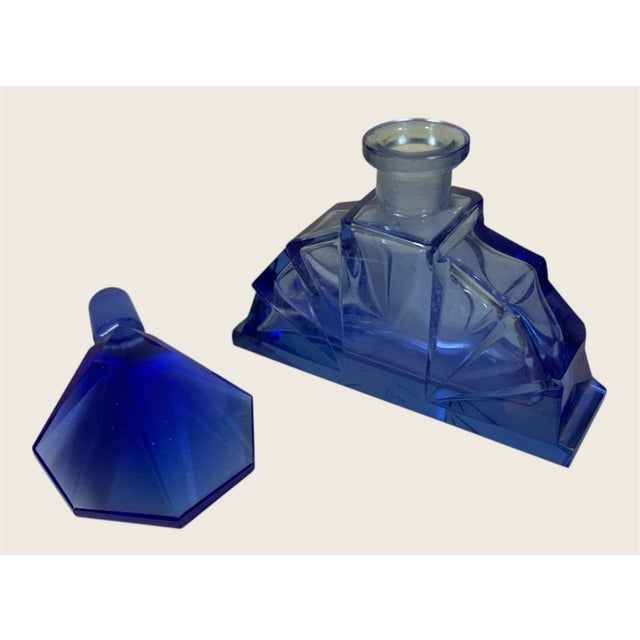1920s Art Deco Czech Cobalt Blue Fan Perfume Bottle With Faceted Cut Stopper C 1920 For Sale - Image 5 of 6