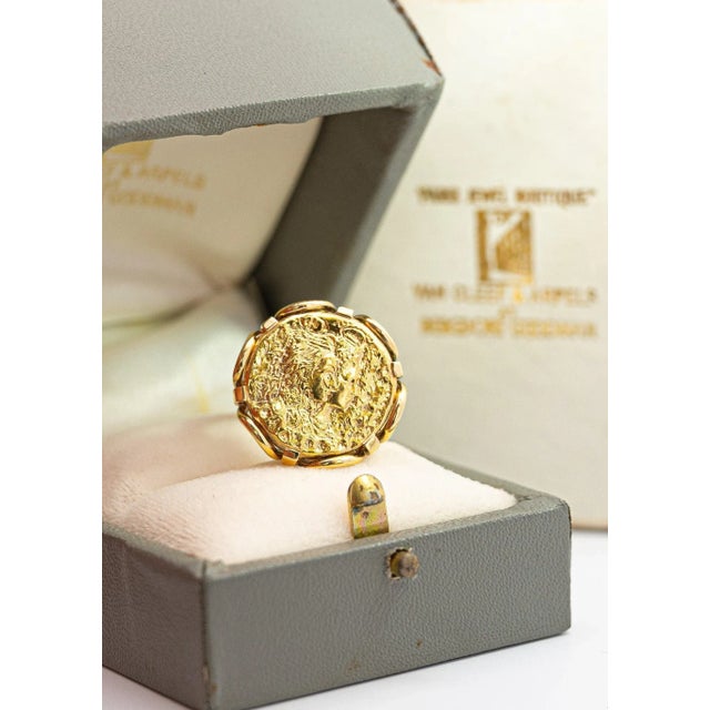 Gold Salvador Dali For Piaget 'Dalí d'Or' 22K Gold Coin Ring in 18K Gold Setting, Size 6.5 For Sale - Image 8 of 12