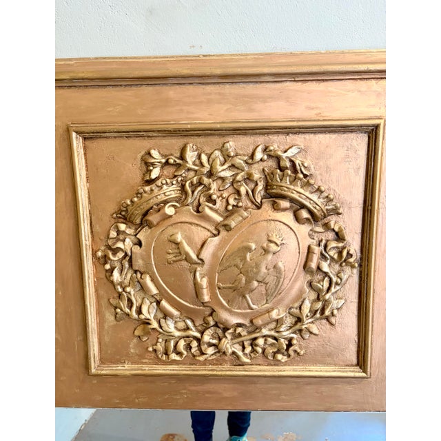 French Vintage French Louis XVI Style Giltwood Trumeau Mirror With Heraldic Crest For Sale - Image 3 of 12